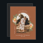 Pomar de Citros Elegante | Boho Salvar a data<br><div class="desc">Apresentando lindos botânicos cítricos e salvando os detalhes da data. O quadro retro arquivado mascara uma foto de cheio. A cor de fundo pode ser personalizada. Matizes antigos de laranja verde, tangerina brilhante, e cor-de-rosa de toranja se juntam para esta maravilhosa combinação de cor primavera, inesperadamente elegante. Adicione seu texto...</div>