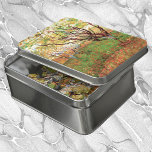 Pomar em Blossom por Vincent van Gogh<br><div class="desc">Pomar em Blossom por Vincent van Gogh é uma pintura de natureza floral de apos impressionismo de arte vintage. Árvores em uma fazenda em um rancho com flores floridas em primavera. Uma ferramenta de rake está se inclinando contra uma das árvores. Sobre o artista: Vincent Willem van Gogh (1853-1890) foi...</div>