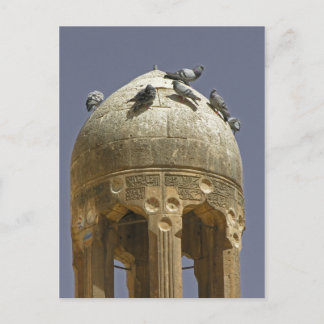 Pombos num cartão postal de um minarete