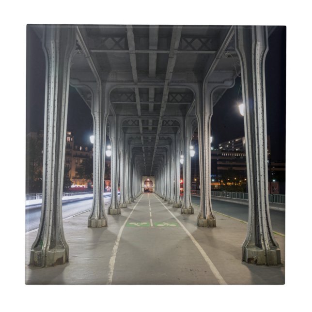 Pont de Bir-Hakeim à noite - Paris, França (Frente)