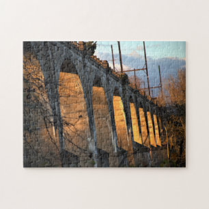 Ponte iluminada por Quebra-cabeça solar