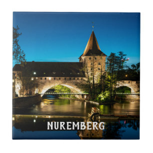 Ponte medieval antiga à noite em Nuremberg