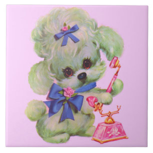 poodle fofo com telefone cor-de-rosa