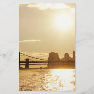 Por do sol da arquitectura da cidade sobre a