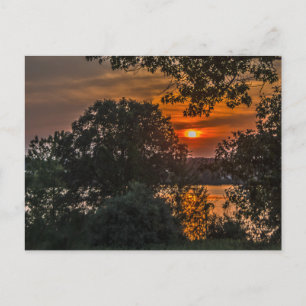Pôr do sol de agosto no cartão postal do lago Mani