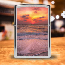 Pôr do sol dramático na praia em Naples, Flórida