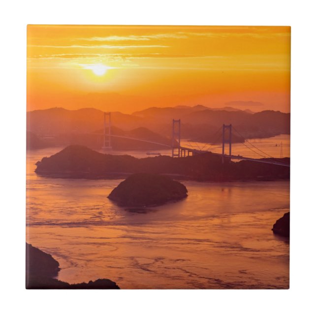 Pôr do sol em Kurushima Kaikyo Bridge e Kurushi (Frente)