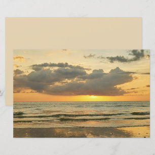 Pôr do sol na praia oceano mar céu nublado papel d