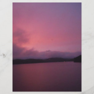 pôr do sol roxo no lago de Arrohead