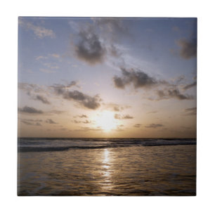 Pôr do sol sobre o mar árabe