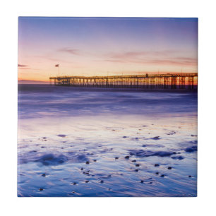 Pôr do sol sobre o píer e a praia de Ventura