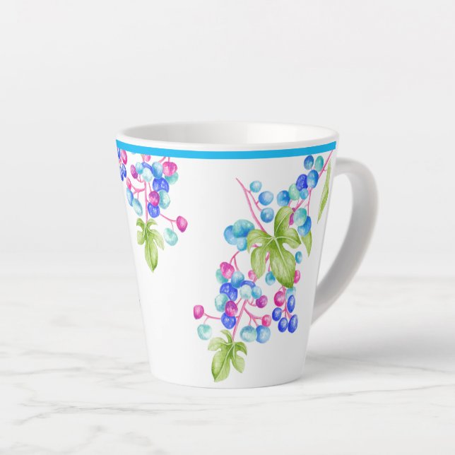 Porcelana Berries em uma pequena caneca de latão (Ângulo direito)