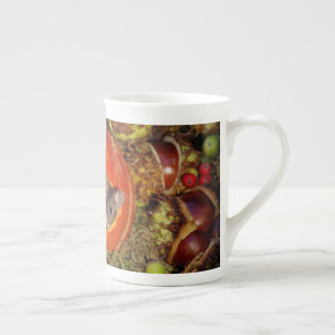 Porcelana George, o mouse em uma caneca de madeira 2