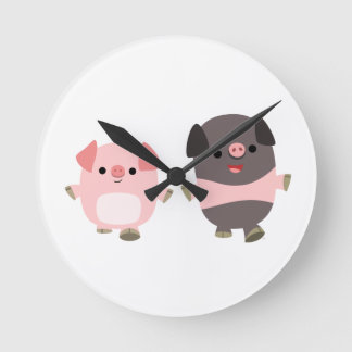 Porcos bonitos de desenho em um relógio de parede 
