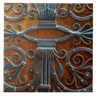 Porta com aspecto funerário de madeira castanha de