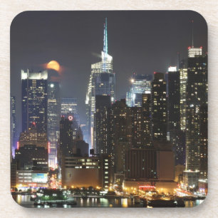 Porta-copo A lua aumenta sobre o Midtown New York.
