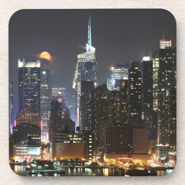 Porta-copo A lua aumenta sobre o Midtown New York. (Frente)