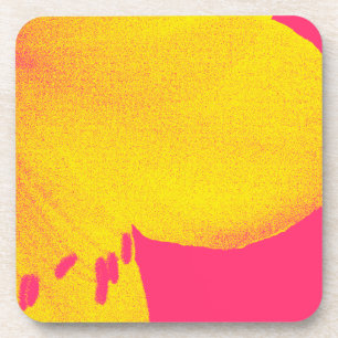 Porta-copo amarelo no armário cor-de-rosa