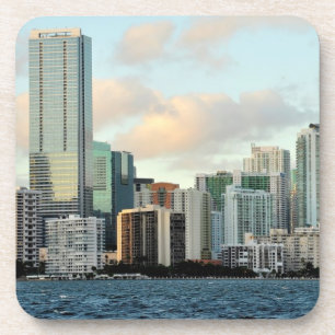Porta-copo Arranha-céus de Miami contra o céu claro largo
