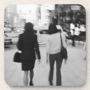 Porta-copo Ásia, Japão, Tóquio. Jovens mulheres no Ginza.