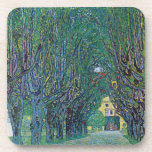 Porta-copo Avenue in Schloss Kammer Park por Gustav Klimt<br><div class="desc">Avenue In Schloss Kammer Park (1912) por Gustav Klimt é uma pintura de simbolismo de arte da Era Vitoriana. Uma vista exterior de um castelo no final de uma longa rua arborizada cercada por belos primavera jardins. Schloss Kammer é um castelo cercado pela água do lago Attersee, no alto da...</div>