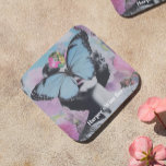 Porta-copo Borboleta-rosa-Pop da-retrorativa e borboleta azul<br><div class="desc">Este design combina a estética coqueteira com uma vibração sonhadora e retrógrada de colagem. Uma borboleta azul em greve repousa sobre a face da mulher, adicionando mistério e chorona, enquanto tons pastéis de borboletas rosa e lavanda flutuam, melhorando a sensação etérea. Flores vibrantes florescem ao fundo, criando uma exuberante cena...</div>