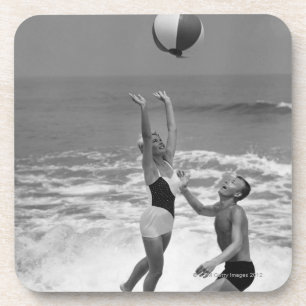 Porta-copo Casal que joga com um Beachball
