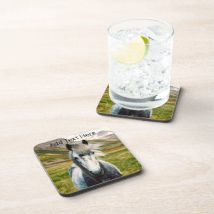 Porta-copo Cavalo de Cinza selvagem nas montanhas