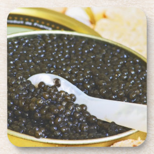 Porta-copo Caviar preto e uma colher de madrepérola para