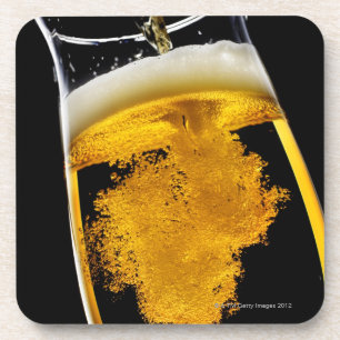 Porta-copo Cerveja derramado no vidro, tiro do estúdio