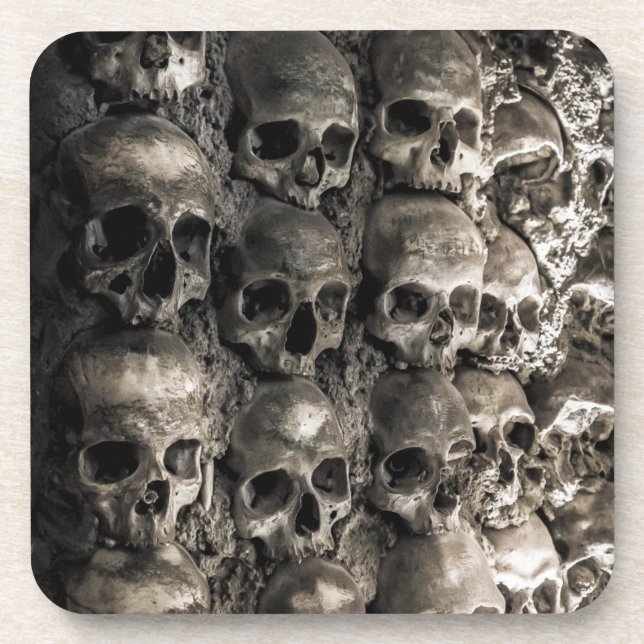 Porta-copo Cheio De Parede De Cascos E Ossos Na Capela Óssea (Frente)