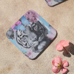 Porta-copo Colagem de Tigre de Arte Pop e Borboletas<br><div class="desc">Incorpore seu espaço com ousada elegância através deste design estético coquetel. Com um tigre em greve adornado com florais e borboletas suaves, esta colagem inspirada retroativamente mistura elementos ferozes e delicados. A mistura de sotaques domésticos cor-de-rosa e detalhes vibrantes cria uma vibração poderosa, mas divertida, perfeita para adicionar um toque...</div>