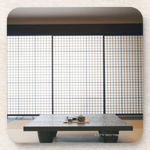 Porta-copo com mesa de madeira e o tatami moderno do estilo: