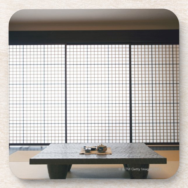 Porta-copo com mesa de madeira e o tatami moderno do estilo: (Frente)