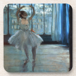 Porta-copo Dançarino de Edgar Degas   na frente de uma janel