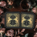 Porta-copo De Papel Bilhete de Casamento da Espada Real Negra<br><div class="desc">Adicione charme real à sua capa de sopa! Estas portas copos de casamento personalizadas apresentam um leão majestoso e design floral com seus nomes e monograma, tudo em ouro luxuoso contra fundo negro. Perfeito para uma celebração de fantasia medieval com elegância eterno! O ouro apresentado nesta rubrica NÃO é folha...</div>