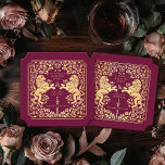 Porta-copo De Papel Bilhete de Casamento de Espadas Medieval do Leão R<br><div class="desc">Adicione charme real à sua capa de sopa! Estas portas copos de casamento personalizadas apresentam um leão majestoso e design floral com seus nomes e monograma, tudo em ouro luxuoso contra fundo vermelho. Perfeito para uma celebração de fantasia medieval com elegância eterno! O ouro apresentado nesta rubrica NÃO é folha...</div>