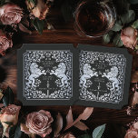 Porta-copo De Papel Bilhete Negro de Casamento de Espadas Medieval do<br><div class="desc">Adicione charme real à sua capa de sopa! Estas portas copos de casamento personalizadas apresentam um grande leão e design floral com seus nomes e monograma, tudo em prata luxuosa contra fundo preto. Perfeito para uma celebração de fantasia medieval com elegância eterno! A prata que figura neste item NÃO é...</div>