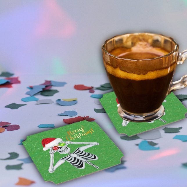 Porta-copo De Papel Bobo Natal Esqueleto Ornamento Olhos Santa Chapéu (Cute Merry Christmas skeleton ornaments Santa hat on green paper party drink coasters.)
