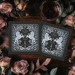 Porta-copo De Papel Casamento de Espadas Medieval do Leão Real Negro S<br><div class="desc">Adicione charme real à sua capa de sopa! Estas portas copos de casamento personalizadas apresentam um grande leão e design floral com seus nomes e monograma, tudo em prata luxuosa contra fundo preto. Perfeito para uma celebração de fantasia medieval com elegância eterno! A prata que figura neste item NÃO é...</div>