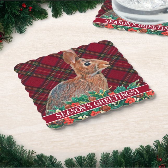 Porta-copo De Papel Coelho com Holly Berries e Xadrez (This classic Christmas coaster design spreads Season's Greetings in red and green alongside a rabbit)