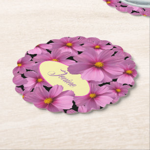 Porta-copo De Papel Design de Flor do Cosmos Roxo em um Fundo Preto