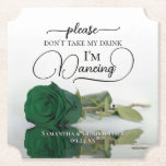Porta-copo De Papel Emerald Green Rosa Não tome meu casamento com bebi<br><div class="desc">Esta porta copos de casamento é elegante, na moda, e divertida! Ele apresenta uma foto de um solteiro verde-esmeralda, de rosa longo, deitado do lado, espelhado em uma piscina de água. O texto diz "Por favor, não tome minha bebida, estou dançando" escrito em letras modernas. Há espaço para os nomes...</div>
