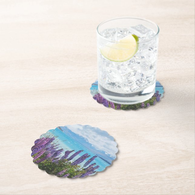 Porta-copo De Papel lavanda na margem do lago (Insitu)