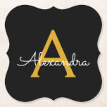 Porta-copo De Papel Nome do Monograma Rapariga de Script Moderno Doura<br><div class="desc">Portas copos de papel com nome de monograma de script simples preto e Dourado. Isso faz a formatura perfeita,  aniversário,  casamento,  chá de panela,  aniversário,  chá de fraldas ou presente de festa de solteira para alguém que ama luxo de vidro e estilos quíticos.</div>