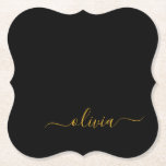 Porta-copo De Papel Nome do Monograma Rapariga de Script Moderno Doura<br><div class="desc">Portas copos de papel com nome de monograma de script simples preto e Dourado. Isso faz a formatura perfeita,  aniversário,  casamento,  chá de panela,  aniversário,  chá de fraldas ou presente de festa de solteira para alguém que ama luxo de vidro e estilos quíticos.</div>