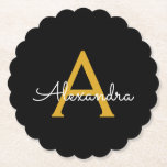 Porta-copo De Papel Nome do Monograma Rapariga de Script Moderno Doura<br><div class="desc">Portas copos de papel com nome de monograma de script simples preto e Dourado. Isso faz a formatura perfeita,  aniversário,  casamento,  chá de panela,  aniversário,  chá de fraldas ou presente de festa de solteira para alguém que ama luxo de vidro e estilos quíticos.</div>