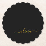 Porta-copo De Papel Nome do Monograma Rapariga de Script Moderno Doura<br><div class="desc">Portas copos de papel com nome de monograma de script simples preto e Dourado. Isso faz a formatura perfeita,  aniversário,  casamento,  chá de panela,  aniversário,  chá de fraldas ou presente de festa de solteira para alguém que ama luxo de vidro e estilos quíticos.</div>