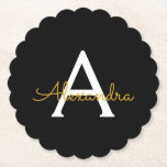 Porta-copo De Papel Nome do Monograma Rapariga de Script Moderno Doura<br><div class="desc">Portas copos de papel com nome de monograma de script simples preto e Dourado. Isso faz a formatura perfeita,  aniversário,  casamento,  chá de panela,  aniversário,  chá de fraldas ou presente de festa de solteira para alguém que ama luxo de vidro e estilos quíticos.</div>