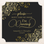 Porta-copo De Papel Preto Elegante e Dourado Não tome meu casamento co<br><div class="desc">Esta porta copos de casamento é elegante, na moda, e divertida! Ele apresenta um belo design preto e dourado com letras modernas de escrita e delicadas curvas de ouro e espirais nos cantos. O texto diz "Por favor, não tome minha bebida, estou dançando" com espaço para os nomes do casal...</div>